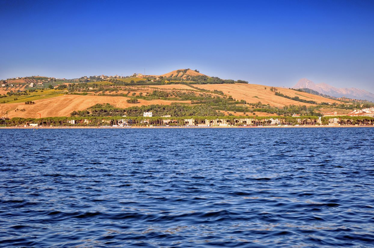 Pineto — vista panoramica dal mare